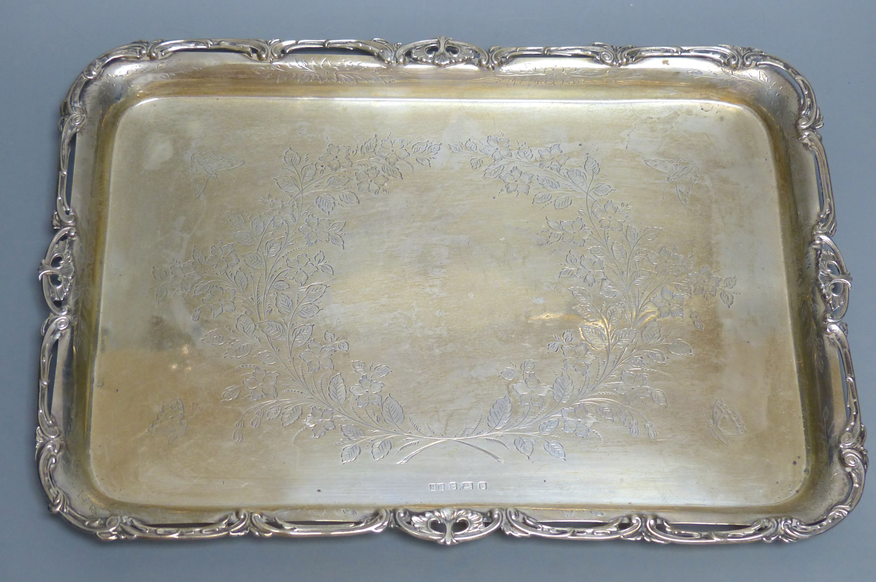 An Edwardian rectangular engraved silver tray with pierced scroll-decorated border, London 1908, 32cm,